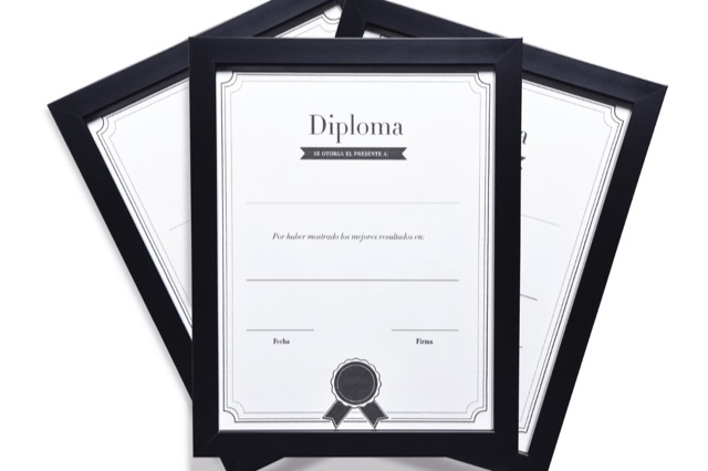 Diplomas en marco negro