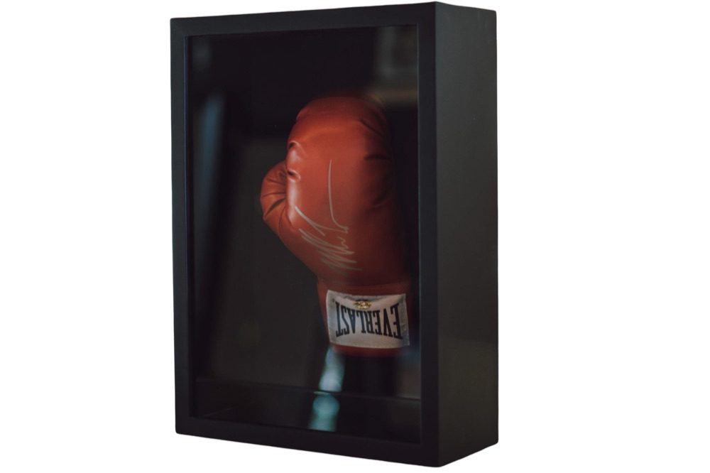 Guante de box en caja de exhibición