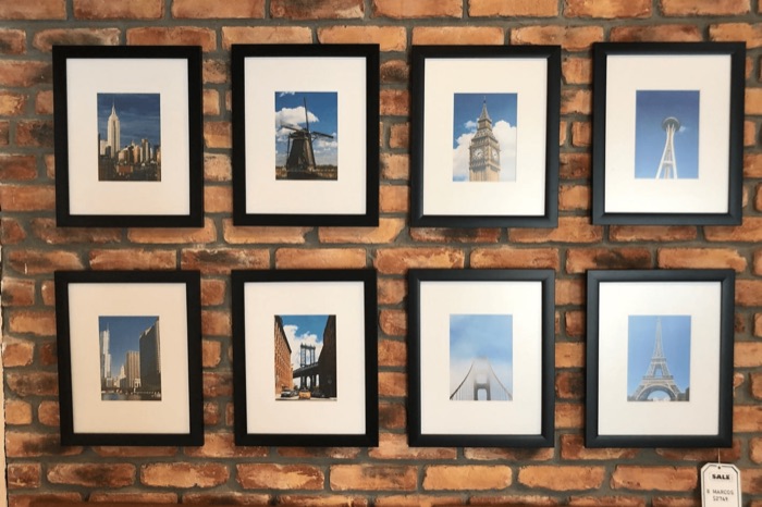 Fotografías enmarcadas en muro de ladrillo