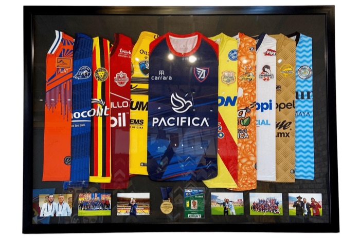 Colección de playeras de futbol enmarcadas