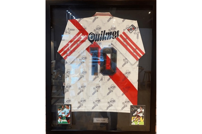 Playera firmada enmarcada